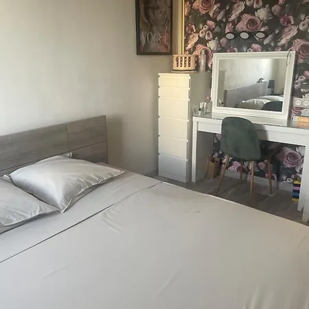 Quiet Modern & Near Center * Rousies