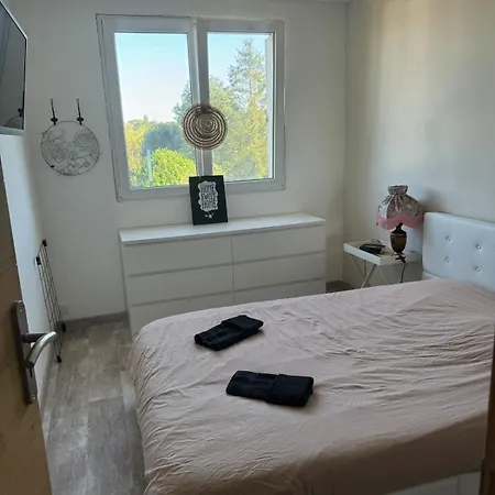 Quiet Modern & Near Center شقة