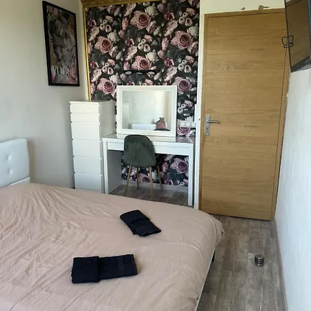 Quiet Modern & Near Center *