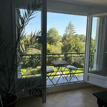 Quiet Modern & Near Center شقة *