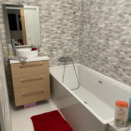 Quiet Modern & Near Center Rousies